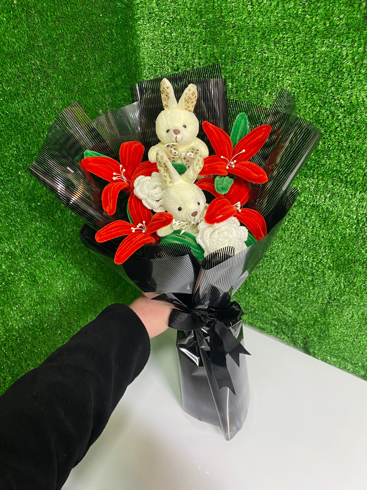 Sevimli Ayıcık & Kırmızı Lilyum Şönil Buket